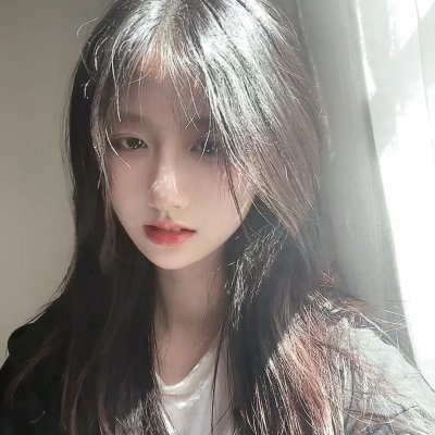 红绒花海报